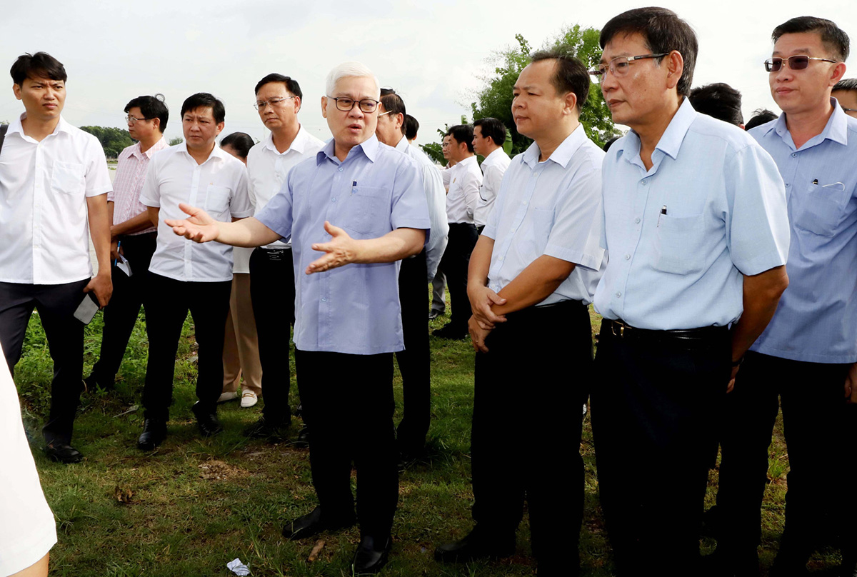 Đồng chí Nguyễn Văn Lợi, Bí thư Tỉnh ủy cùng đoàn công tác kiểm tra, khảo sát tuyến đường ven sông Sài Gòn (đoạn từ TP.Thủ Dầu Một đến TP.Thuận An).